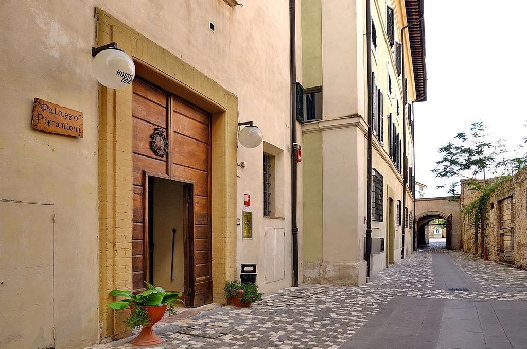 Ostello Palazzo Pierantoni Foligno Eksteriør billede