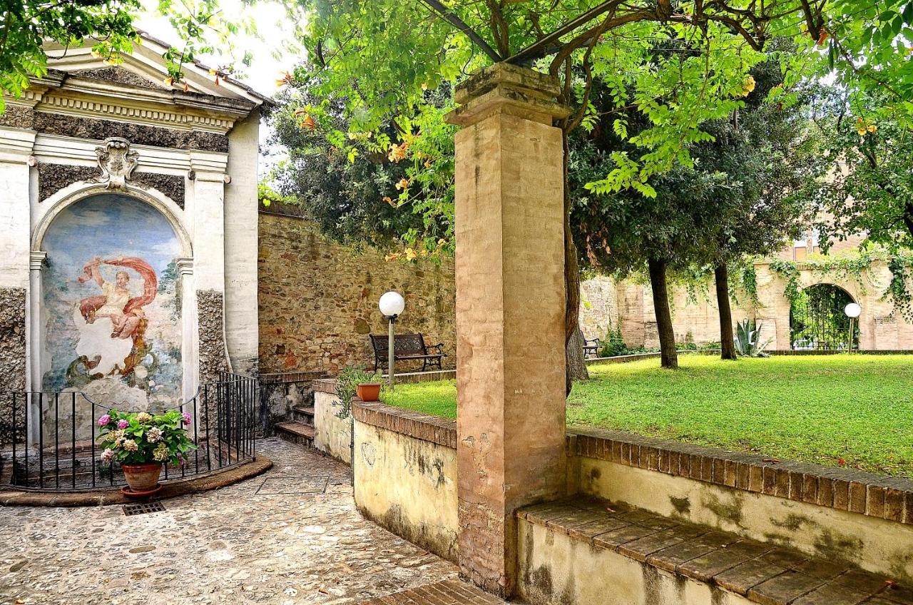 Ostello Palazzo Pierantoni Foligno Eksteriør billede